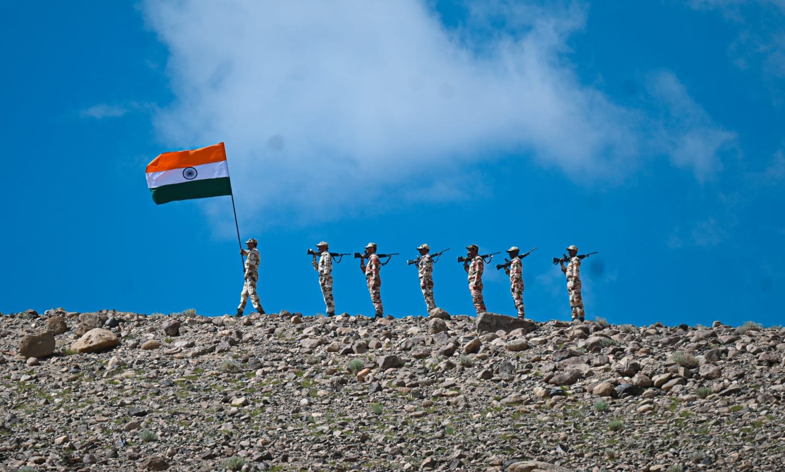 लद्दाख बॉर्डर पर इंडो-तिब्बत बॉर्डर पुलिस ने तिरंगा हाथ में लेकर परेड की।