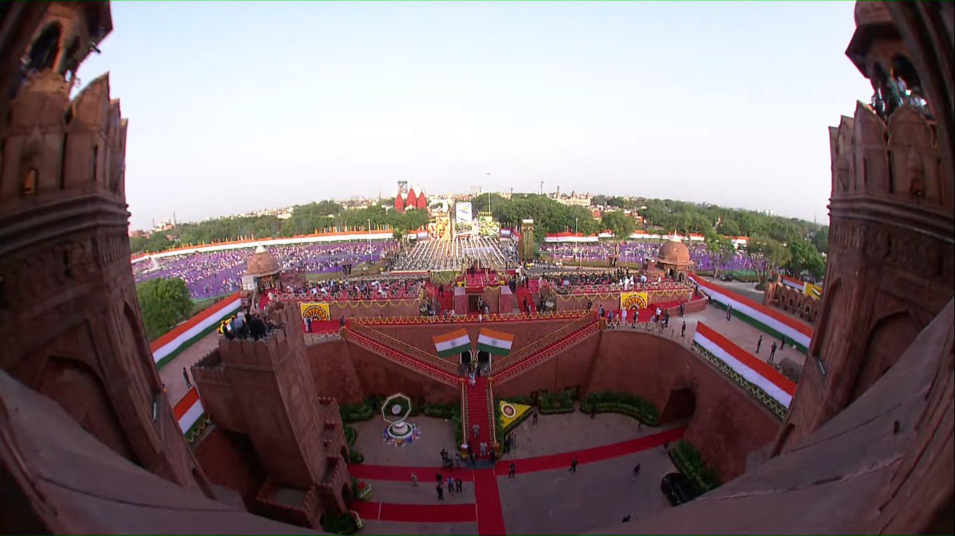 प्रधानमंत्री के लाल किले पर पहुंचने से पहले ही सभी तैयारियां पूरी कर उनका निरीक्षण कर लिया गया था।