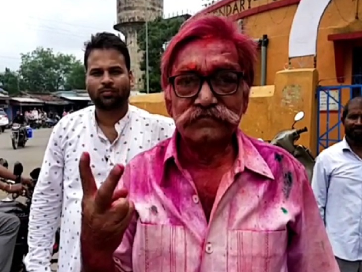 विक्ट्री साइन के साथ रमाशंकर।