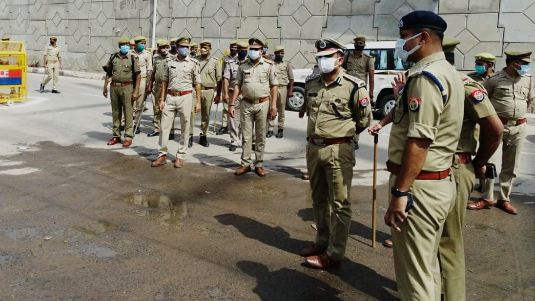 किसानों की तिरंगा यात्रा के मद्देनजर डीआईजी ने गाजीपुर बॉर्डर का दौरा किया।