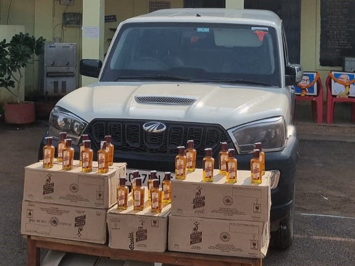 गाड़ी समेत अवैध अंग्रेजी शराब जब्त। गाड़ी के पीछे महात्मा गांधी व भीमराव अंबेडकर की फोटो रखी है।