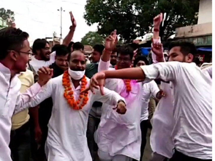 जिले की खुशी में विधायकों का डांस ।