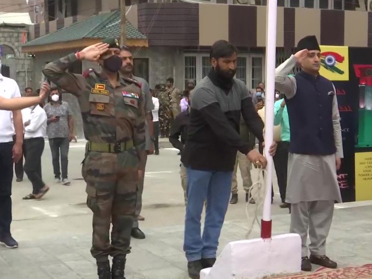कश्मीर में पहली बार सभी जिलों के सरकारी ऑफिस, पंचायत और स्कूल में झंडा वंदन हुआ।