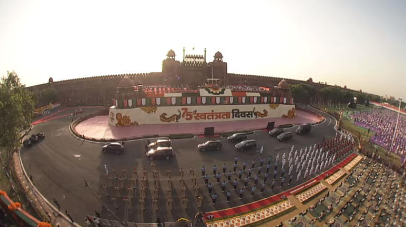 लाल किले पर झंडा वंदन के बाद परेड की मुआयना करते सुरक्षाबल के जवान।