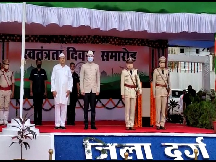 मंत्री मो.अकबर ने दुर्ग में आयोजित समारोह में तिरंगा फहराया है।
