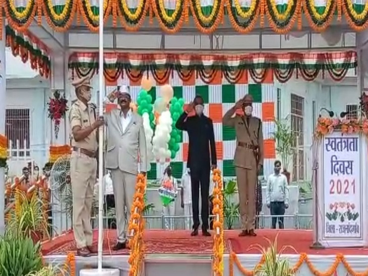 राजनांदगांव में मंत्री अमरजीत भगत ने झंडा फहराया है।