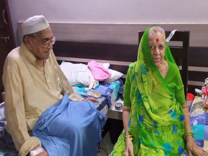 95 वर्षीय रखबचंद बावेल पत्नी शशिकला के साथ।
