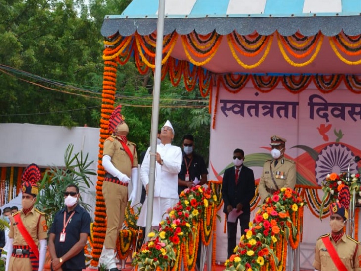 सीएम भूपेश बघेल ने रायपुर के पुलिस परेड ग्राउंड में ध्वजारोहण करने के बाद चार नए जिले मोहला-मानपुर, सक्ती, सारंगढ़-बिलाईगढ़ तथा मनेन्द्रगढ़ को जिला बनाने की घोषण की है।