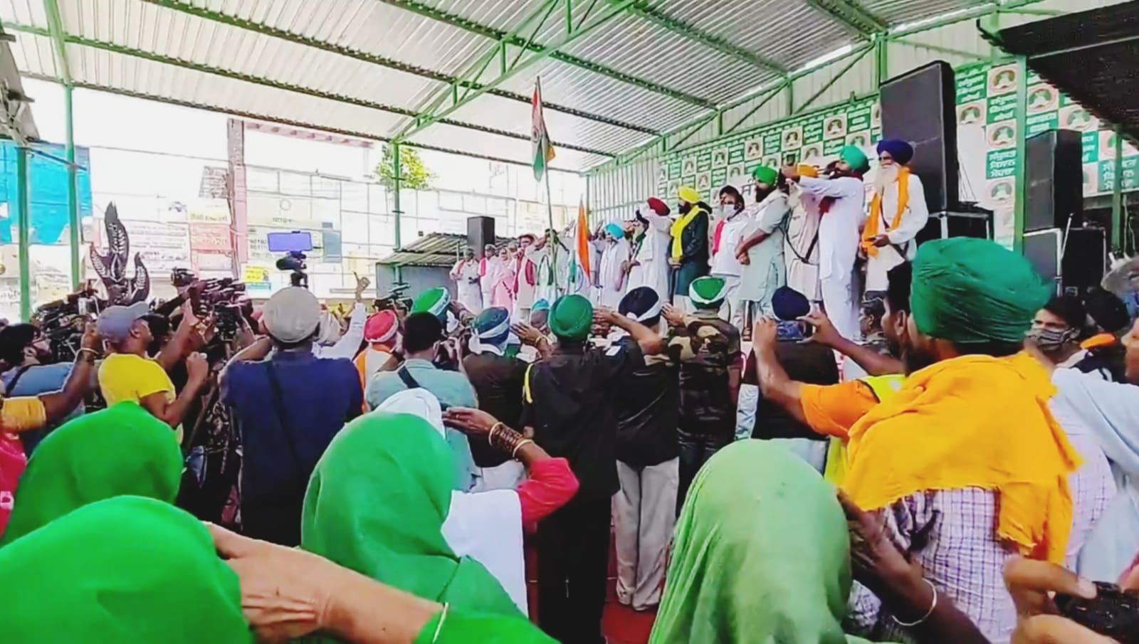 सिंघु बॉर्डर पर तिरंगा फहराने के बाद किसानों ने रास्ट्रगान गाया।