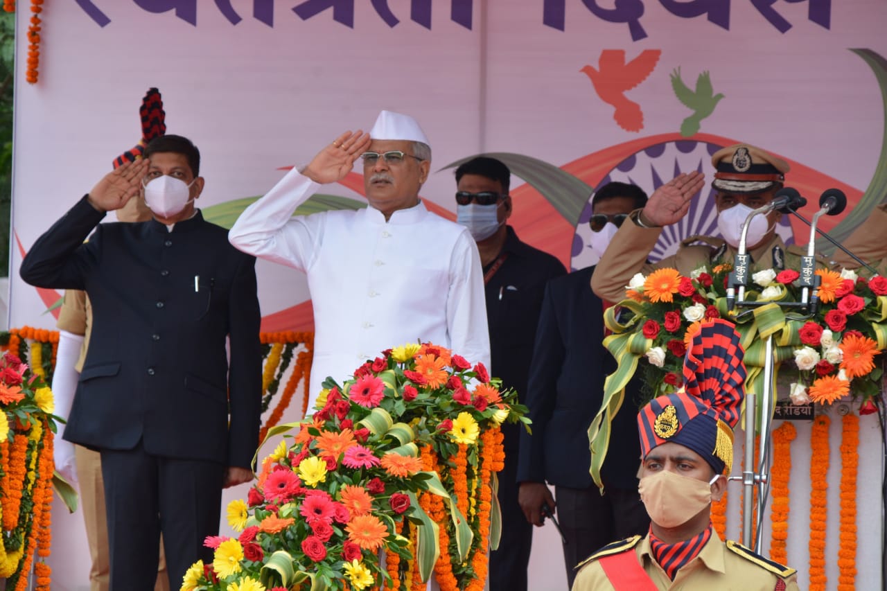 मुख्यमंत्री भूपेश बघेल ने रायपुर में आयोजित मुख्य समारोह में ध्वजारोहण किया। - Dainik Bhaskar