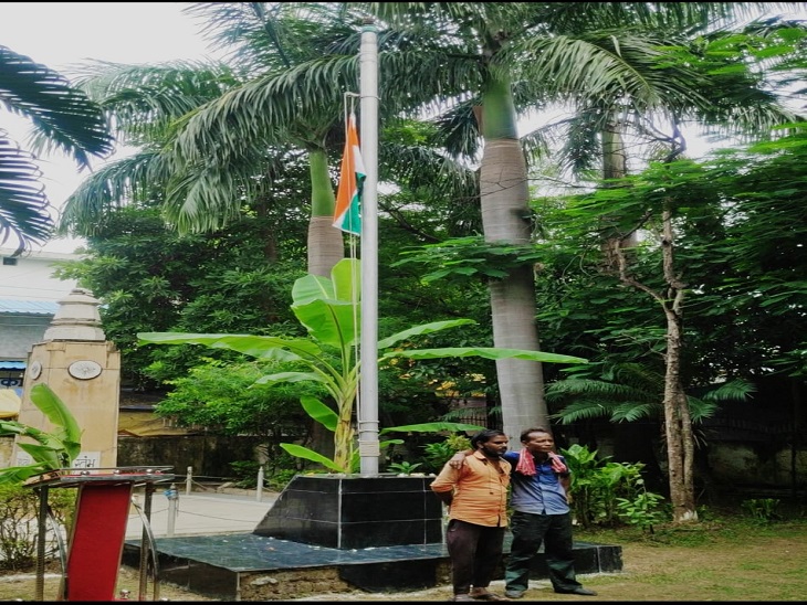 जयस्तंभ चौक पर फोटो खिंचवाते लोग।