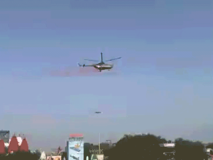 पहली बार लाल किले पर झंडा वंदन से पहले हेलीकॉप्टर के जरिए फूल बरसाए गए।