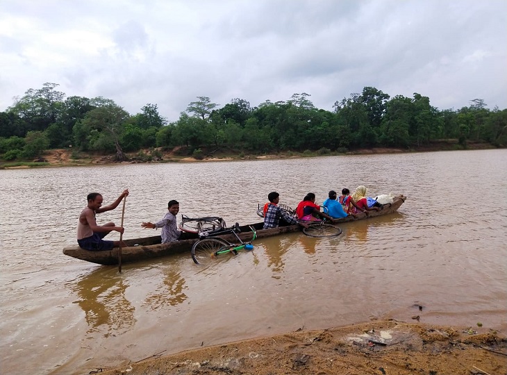 ग्रामीण इस तरह की नाव का इस्तेमाल नदी पार करने के लिए करते हैं।