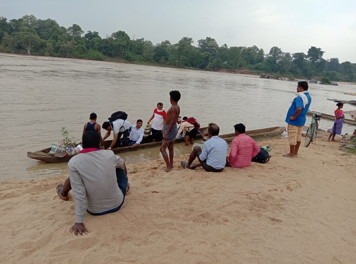 दर्जनों गांव के सैकड़ों ग्रामीणों का लकड़ी की छोटी डोंगी (नाव) ही एक मात्र सहारा है।