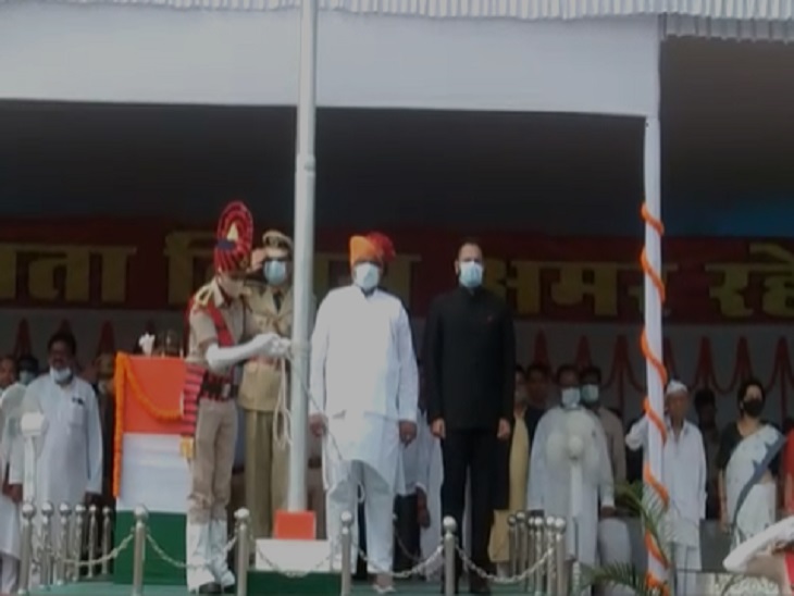 मंत्री जयसिंह अग्रवाल ने बिलासपुर जिला मुख्यालय में झंडा वंदन किया है।