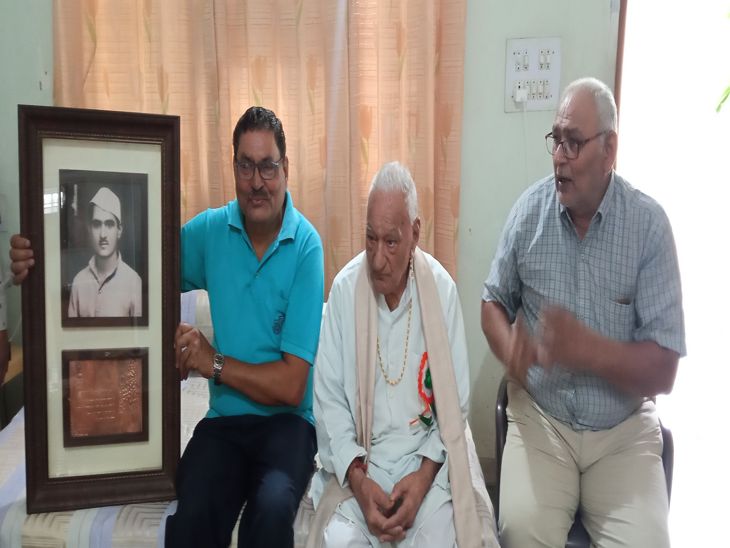 वयोवृद्ध नत्थूसिंह अपने बेटे योगेश्वरसिंह के साथ। स्व. इंदिराजी ने उन्हें ताम्रपत्र दिया था।