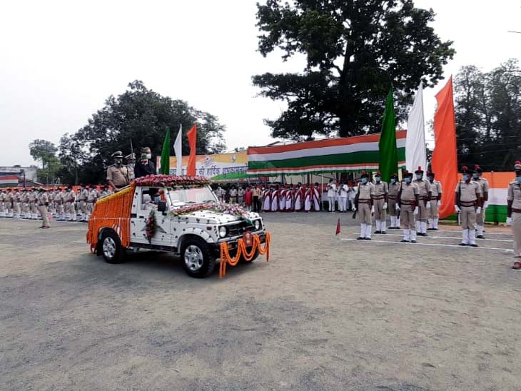 उपराजधानी दुमका में राज्यपाल ने परेड की सलामी ली।