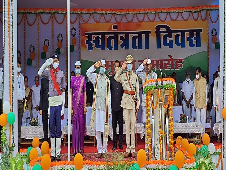 कोरबा में मंत्री डॉ.प्रेमसाय सिंह टेकाम ने राष्ट्रीय ध्वज फहराया।