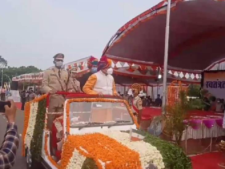 राजगढ़ में मंत्री की गाड़ी पर तिरंगे को उल्टा लगा दिया गया।