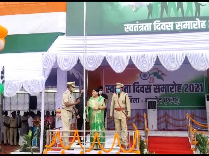 संसदीय सचिव डॉ.रश्मि आशीष सिंह ने बालोद में आयोजित समारोह में झंडा वंदन किया।