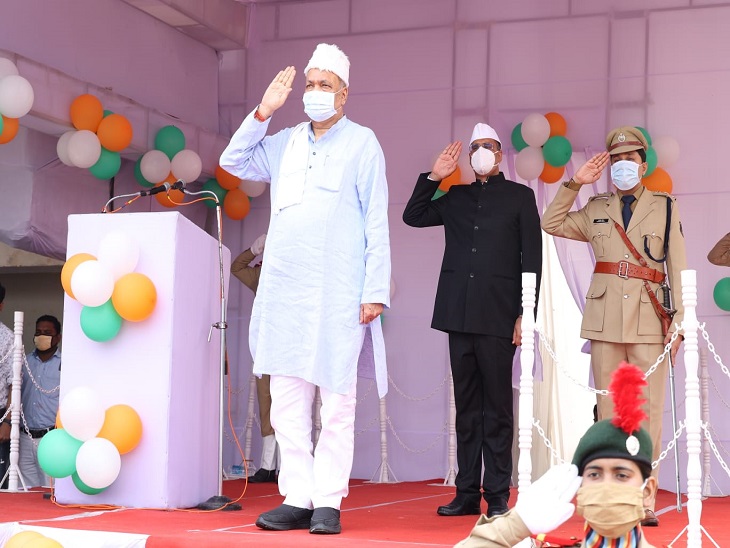 संसदीय एवं कृषि मंत्री रविंद्र चौबे ने रायगढ़ में ध्वजारोहण किया है।