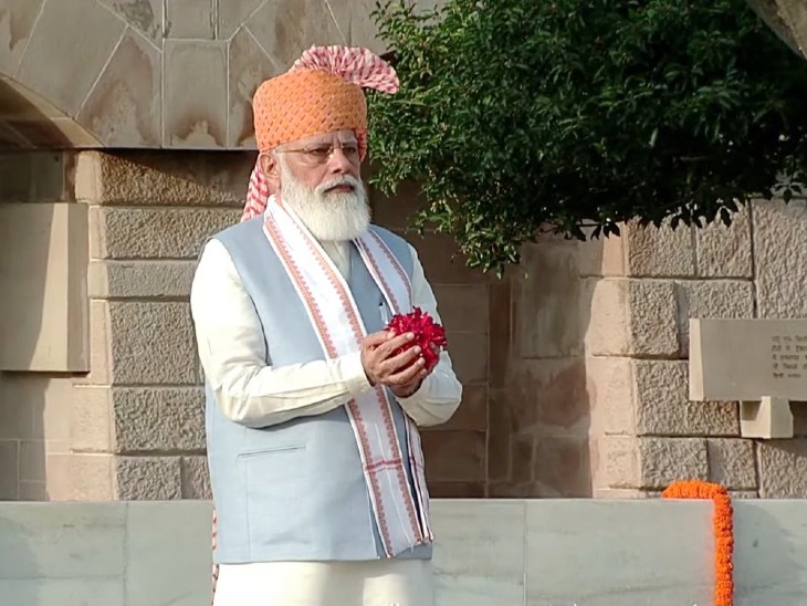 प्रधानमंत्री नरेंद्र मोदी ने राजघाट पर स्थित महात्मा गांधी की समाधि पर पुष्प अर्पित किए