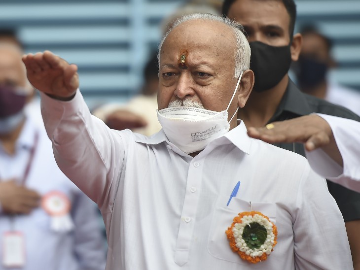 RSS चीफ मोहन भागवत ने कहा कि लड़ाइयां लड़ने वाले महापुरुष प्रेरणा देते हैं। आज उनको याद करने का समय है। - Dainik Bhaskar