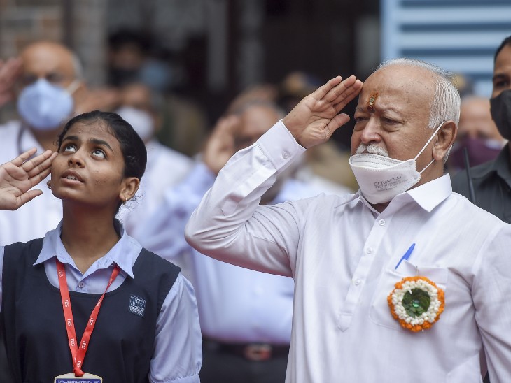 मुंबई के राजा शिवाजी हाई स्कूल में 75वें स्वतंत्रता दिवस पर तिरंगा फहराने के बाद सलामी देते मोहन भागवत।