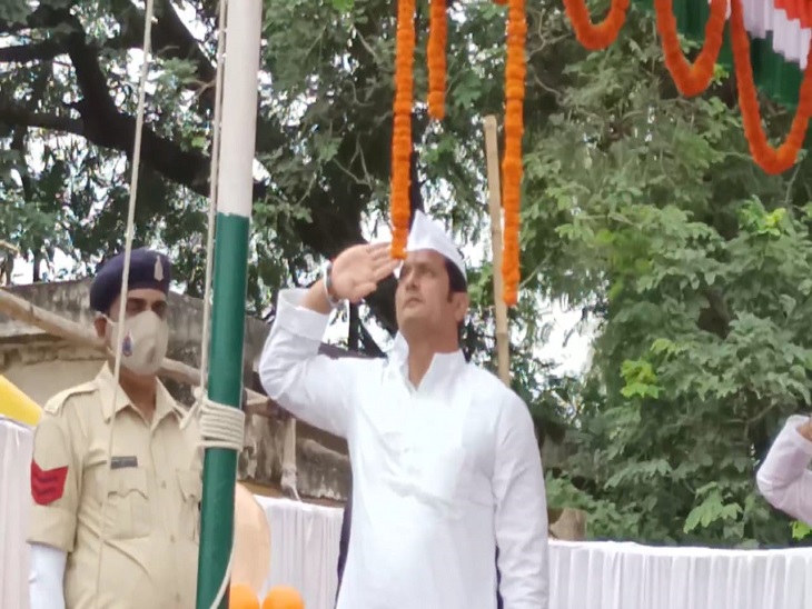 संसदीय सचिव विकास उपाध्याय ने बेमेतरा में तिरंगा फहराया।