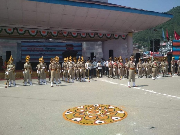 Himachal Police contingent taking part in Independence Day celebrations.