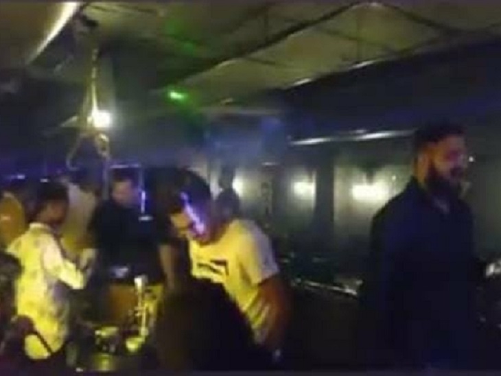 बताया जा रहा है कि रात 9 बजे तक पब में शराब पार्टी और डांस चल रहा था।