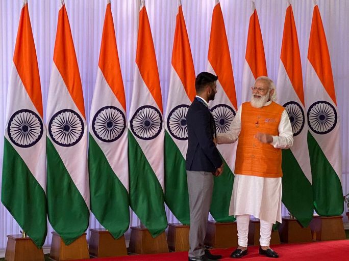 हॉकी टीम के कप्तान मनप्रीत सिंह के साथ नरेंद्र मोदी