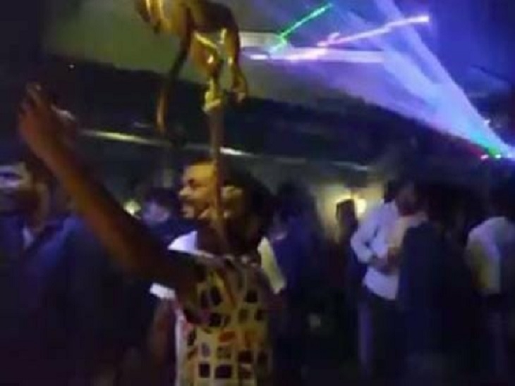 बड़ी संख्या में शहर के युवा पब में पार्टी करने पहुंचे थे।