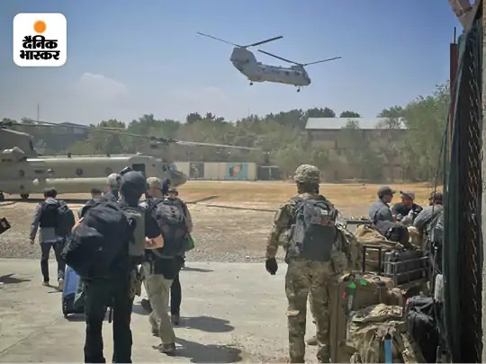 16 अगस्त 2021: तालिबान के राजधानी काबुल में दाखिल होते ही अमेरिका ने अपने लोगों को वहां से निकालना शुरू कर दिया। फोटो में चिनूक हेलिकॉप्टर से अमेरिकी नागरिकों को ले जाते सैनिक। बीस साल पहले War on terrorism के इस अंत पर सोमवार को अमेरिकी राष्ट्रपति को बाइडेन को सफाई देनी पड़ी। उन्होंने अफगान नेताओं पर बिना लड़े आत्मसमर्पण का आरोप लगाया।