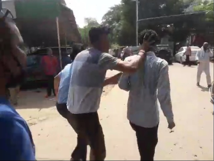 घटना के बाद आक्रोशित कर्मचारियों ने प्रभारी फायर ऑफिसर से धक्का-मुक्की की थी।
