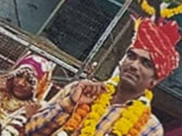 शादी को दौरान दुल्हन रेणुका घूंघट में ही रही।