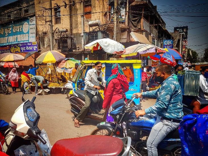 जगह कम होने की वजह से बाजार में हर दिन भीड़ रहती है।