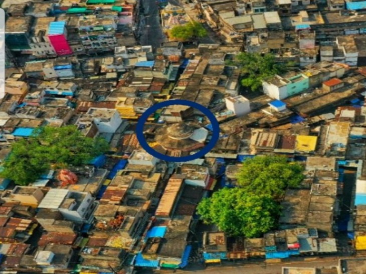 घेरे में दिख रहा है गोल बाजार का गुंबद।