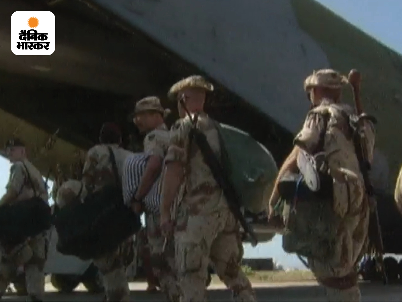 3 अक्टूबर 1993 की पूरी रात अमेरिकी सेनाओं और सोमालियाई विद्रोहियों में युद्ध चला। विद्रोहियों ने दो अमेरिकी Sikorsky UH-60 Black Hawk हेलिकॉप्टर मार गिराए। इस युद्ध में अमेरिका के 19 सैनिक मारे गए और 73 सैनिक घायल हुए। इस घटना के बाद अमेरिका की नीति में बदलाव आया और उसने सोमालिया से UN मिशन वापस लेने का फैसला किया। तस्वीर में सोमालिया छोड़कर अपने देश लौटते अमेरिकी सैनिक।