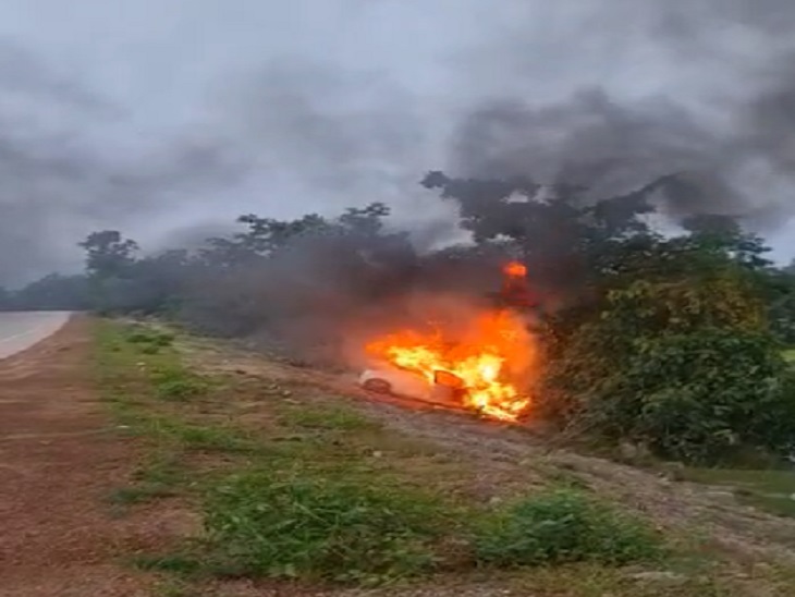 आग की लपटें दूर तक देखने को मिली हैं।