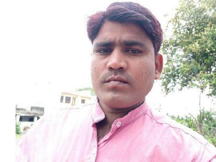 मनोज साहू (36) बिहार में सरकारी कर्मचारी था। वह शनिवार शाम को परिवार के साथ नरहरा वाटरफॉल घूमने के लिए पहुंचा था।