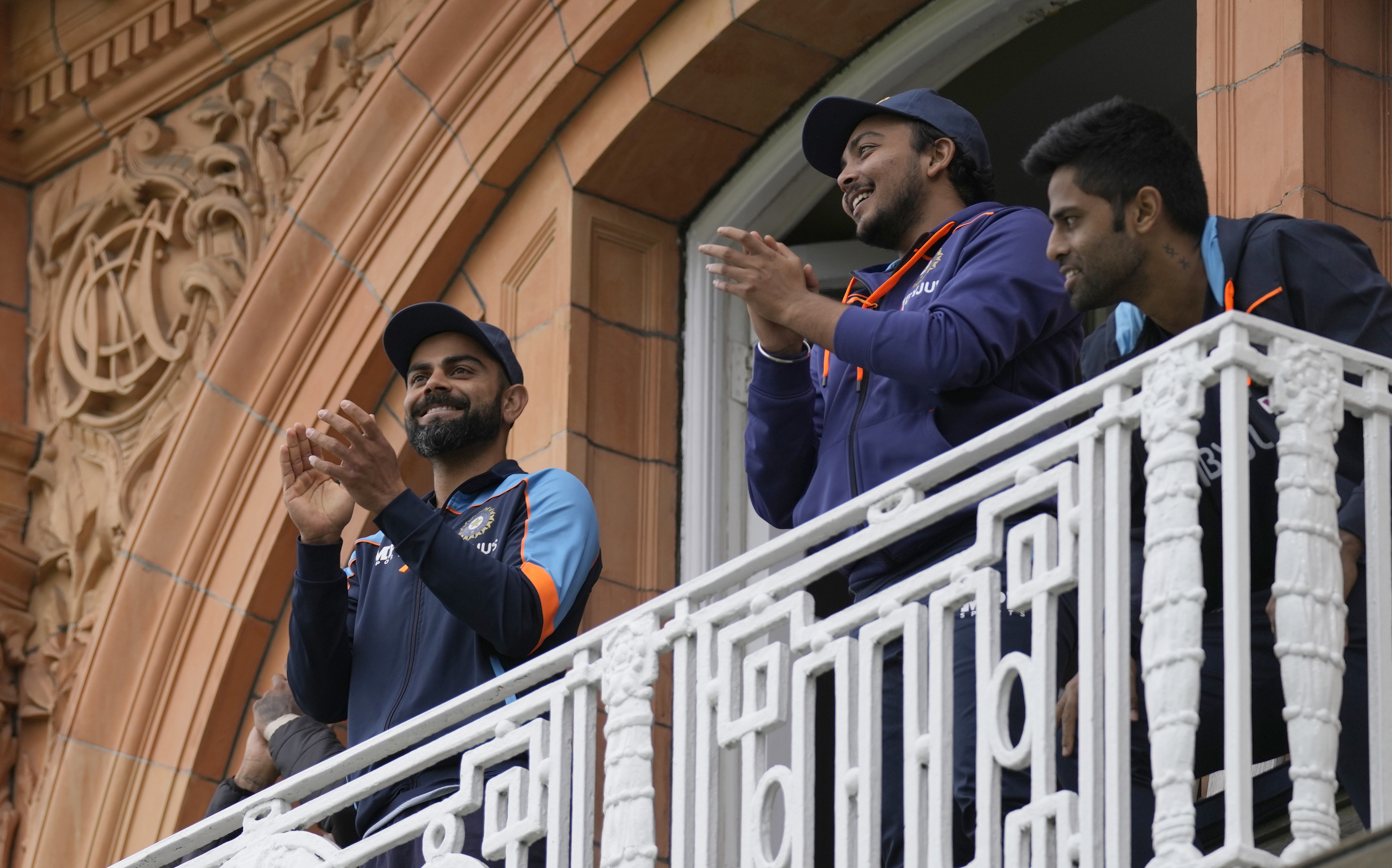पवेलियन में भी विराट कोहली, शॉ और सूर्यकुमार शमी की पारी पर ताली बजाते हुए।