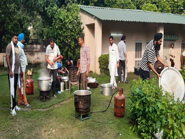 विकास भवन में मनरेगा कर्मचारी लंगर पका रहे हैं।