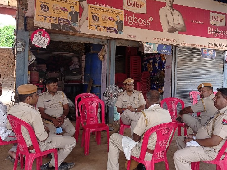 मंदिर के पास तैनात पुलिस जाब्ता।