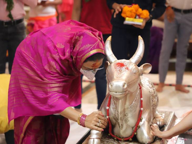 सावन के चौथे सोमवार को साधना सिंह ने महाकाल का पूजन किया।