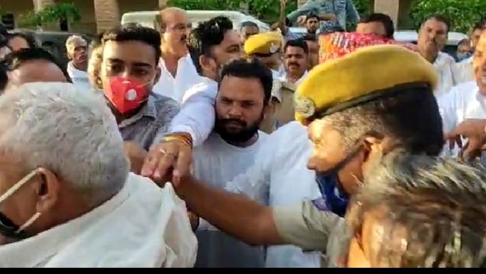 सर्किट हाउस के बाहर पूर्व सांसद से उलझते नाराज कार्यकर्ता।