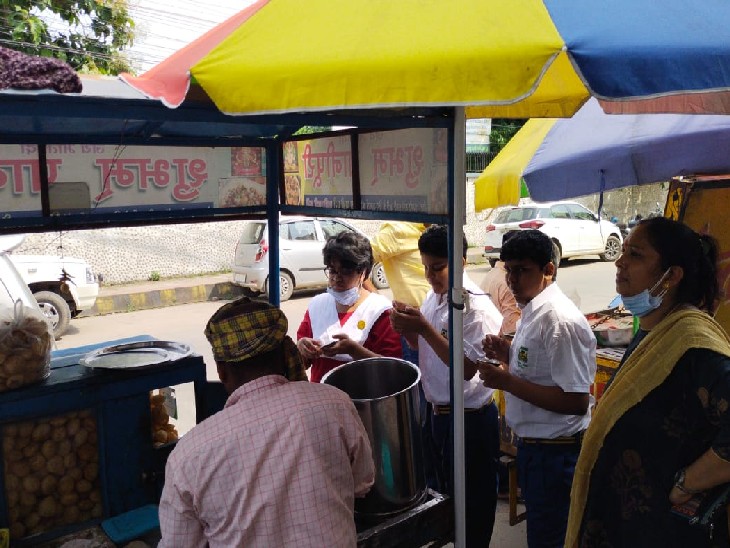 छुट्टी के बाद पानीपुड़ी खाते बच्चे।