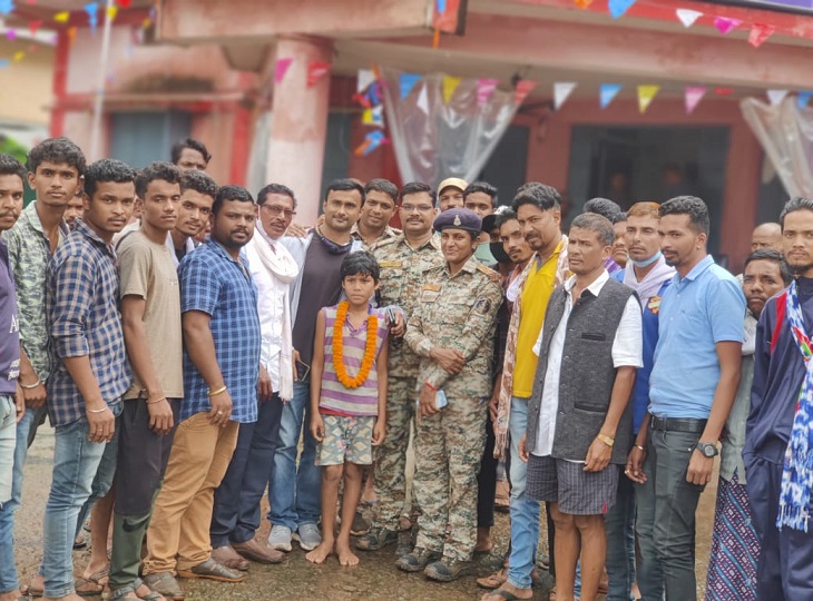 पुलिस ने बच्चे को सुरक्षित परिजन को सौंप दिया है।