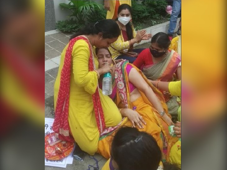 भोपाल में चयनित शिक्षकों का आंदोलन: bjp दफ्तर का घेराव कर धरने पर बैठे; नियुक्ति की मांग को लेकर रो पड़ीं महिलाएं, बेहोश भी हो गईं, उठक-बैठक भी लगाई digital education portal 4 बेहोश विनिता को संभालतीं साथी महिलाएं।