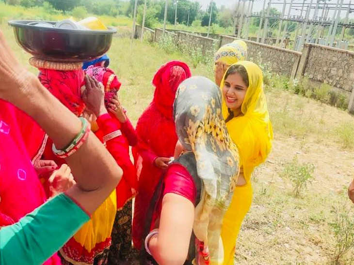 ग्रामीण महिलाओं की समस्या जानने पहुंचीं रूपाली नागर।